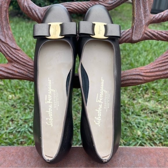 Salvatore Ferragamo Boutique Italian Vara Bow Pumps In Bronze Like New - Picture 7 of 14